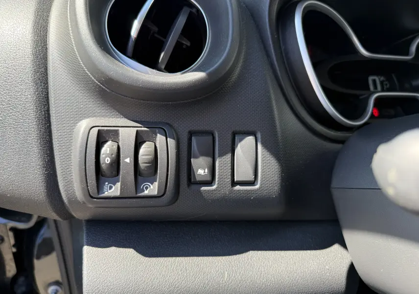 Détail des commandes côté gauche du tableau de bord gris du Renault Trafic Cabine Approfondie 2021.