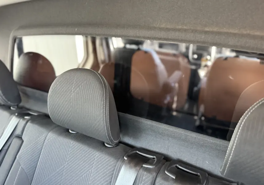 Vue intérieure arrière montrant les appuis-tête et la banquette en tissu gris du Renault Trafic cabine approfondie 2021.