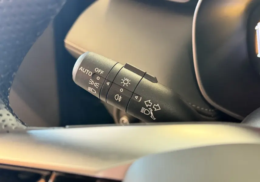 Gros plan sur la commande des phares et clignotants à gauche du volant dans l’habitacle du MG ZS 2026 Candem Grey.