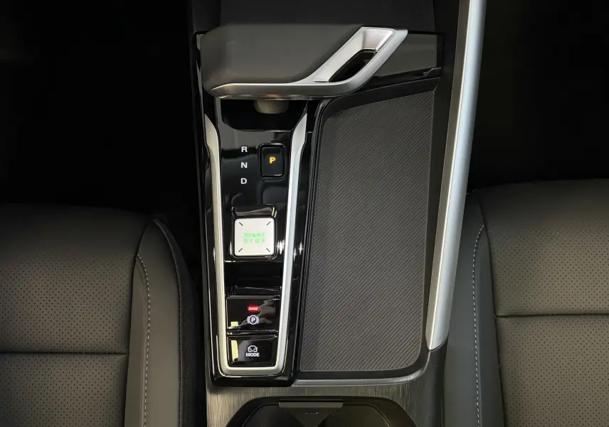 Vue plongeante sur la console centrale noire du MG ZS 2026 avec levier de vitesses automatique et bouton start/stop éclairé.