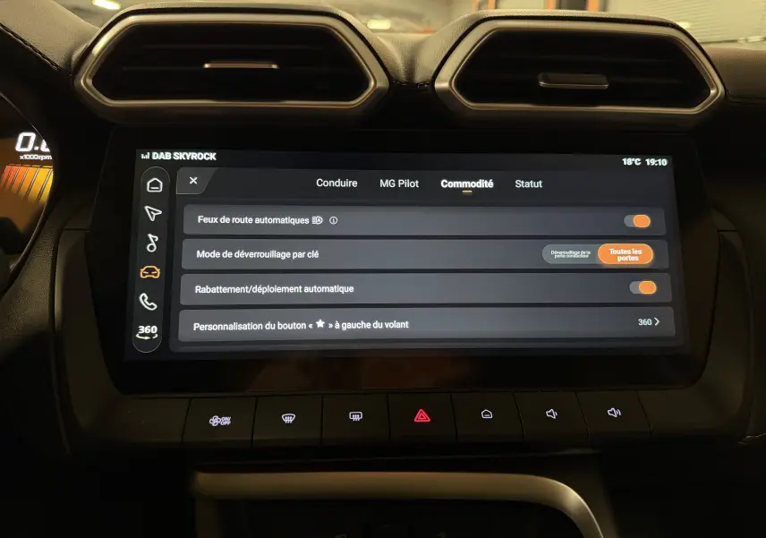 Vue rapprochée de l'écran tactile central du MG ZS 1.5 L Hybrid+ 2026 avec interface de réglages de commodité.