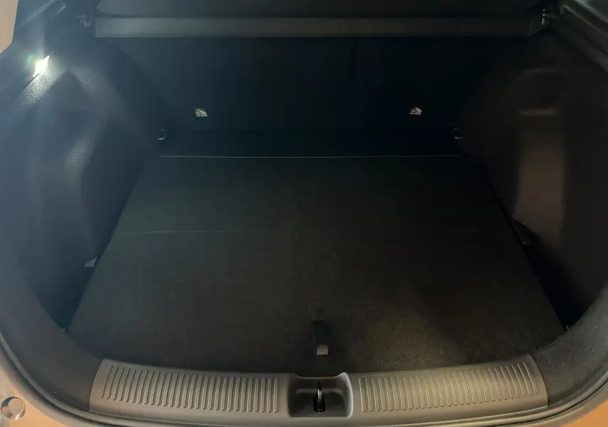 Coffre ouvert vu de face, intérieur noir spacieux et propre du MG MOTOR ZS hybride Candem Grey 2026.