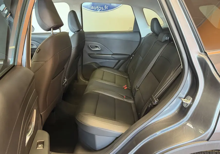 Vue côté droit des sièges arrière en similicuir noir perforé du MG Motor ZS 1.5 L Hybrid+ Candem Grey 2026.