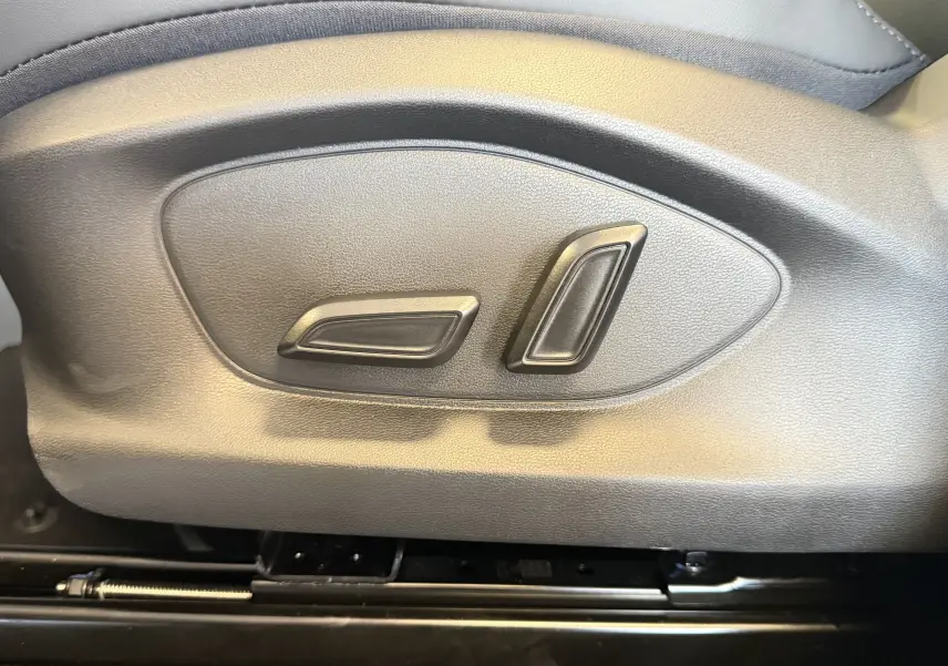 Gros plan sur les commandes électriques de réglage du siège conducteur en similicuir noir du MG MOTOR ZS 2026.
