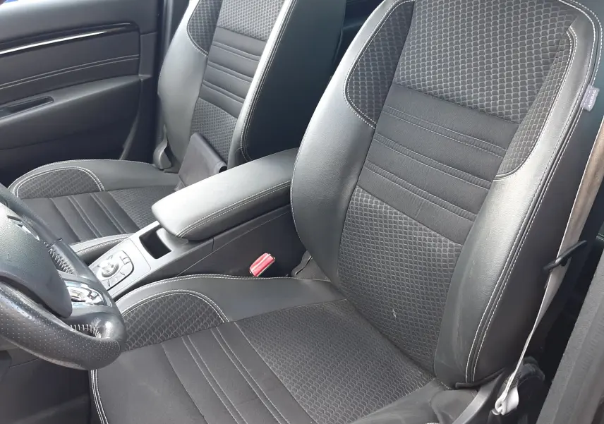 Vue intérieure rapprochée des sièges avant en cuir et tissu noir du Renault Grand Scenic DCI 110 Bose 7 places de 2015.