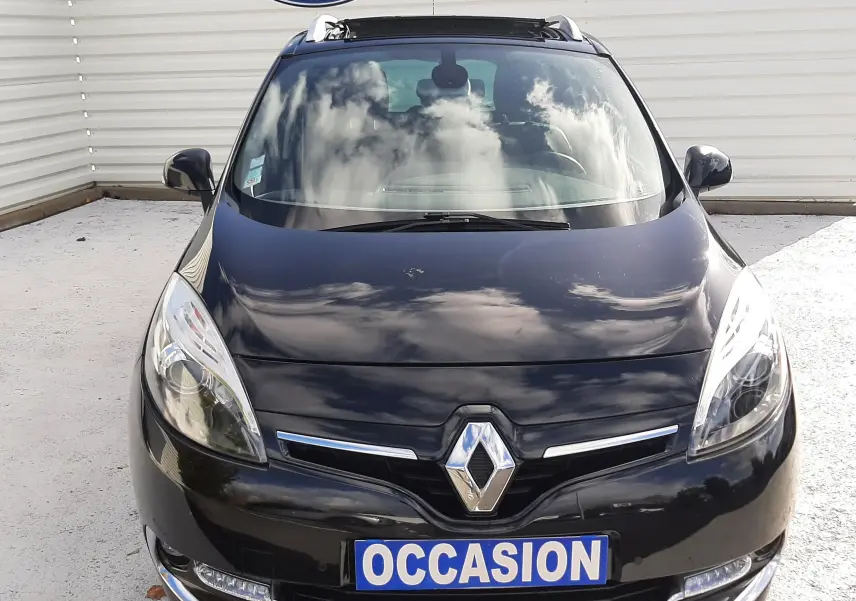 Vue avant d'un Renault Grand Scenic noir 2015 avec logo Renault et plaque "OCCASION" visible.