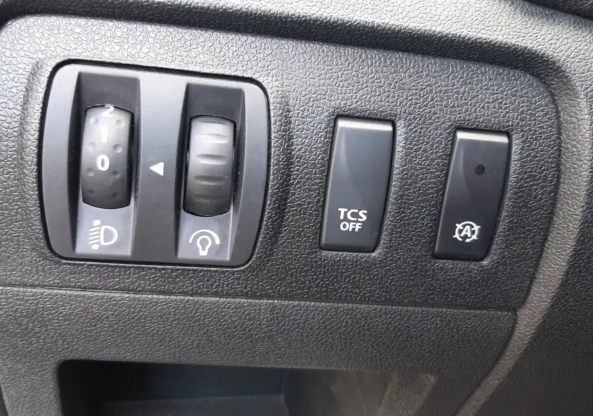 Gros plan sur les commandes noires du tableau de bord d'un Renault Grand Scenic DCI 110 Bose 7 places, 2015.