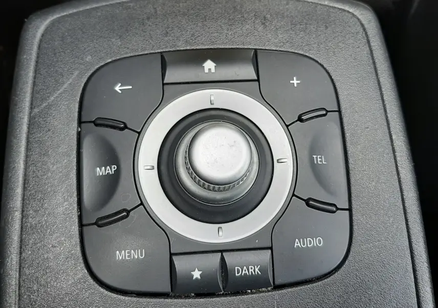 Gros plan sur la molette de commande centrale noire du Renault Grand Scénic DCI 110 Bose 7 places de 2015.