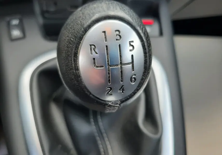 Gros plan sur le levier de vitesses manuel noir et argenté du Renault Grand Scenic DCI 110 Bose 7 places de 2015.