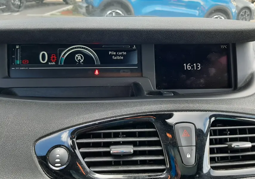 Tableau de bord du Renault Grand Scenic DCI 110 Bose 7 places 2015, affichage numérique avec message "Pile carte faible".
