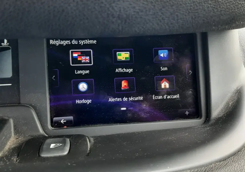 Écran tactile central du tableau de bord d’un Renault Grand Scenic noir, affichant les réglages du système.