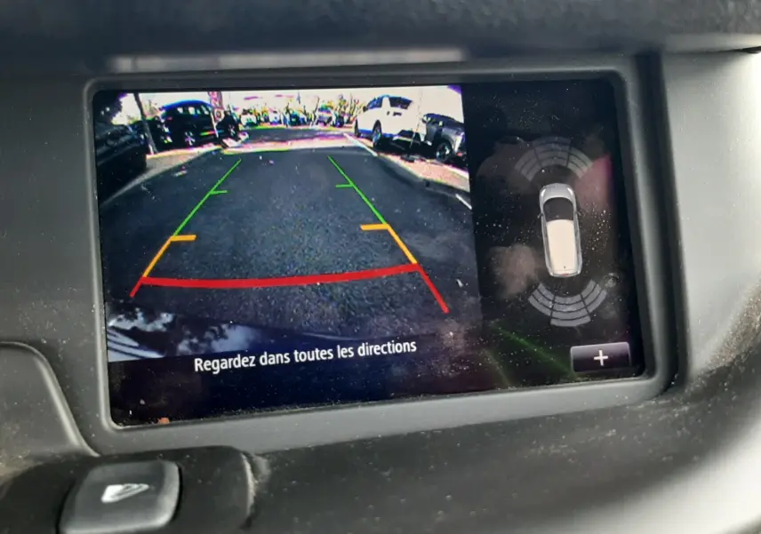 Écran de caméra de recul du Renault Grand Scenic noir 2015, affichant les lignes de guidage et le capteur de proximité.