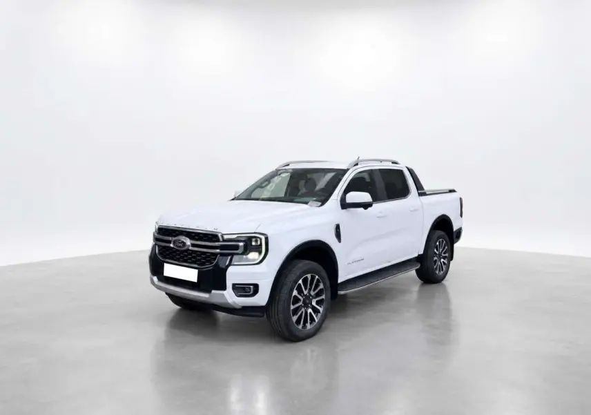 Ford Ranger blanc glacier en 3/4 avant droit avec jantes alu 20 pouces et barres de toit visibles.