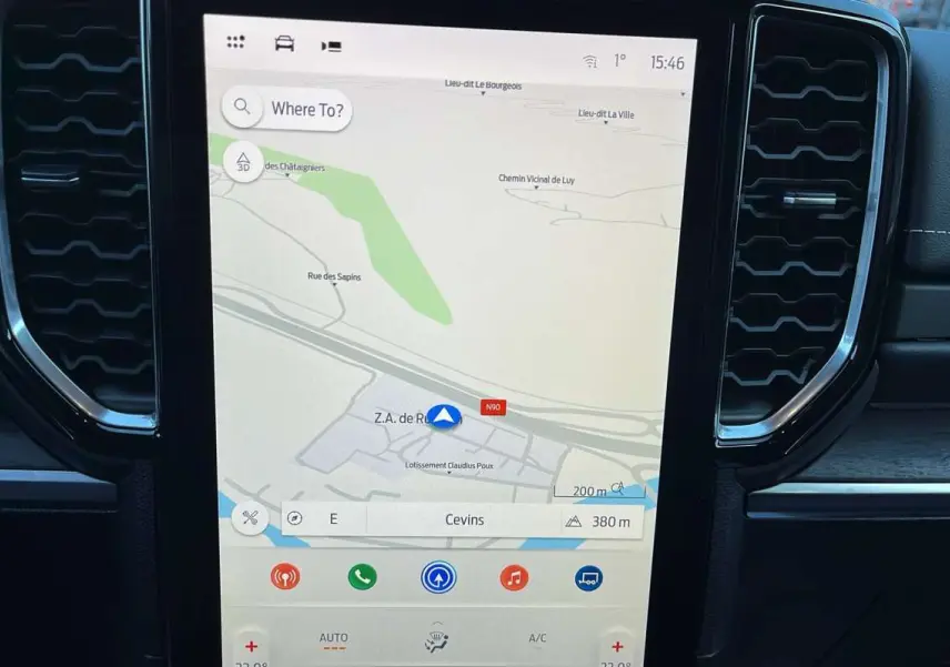 Écran tactile central du Ford Ranger 2026 affichant la navigation GPS, entouré de grilles d’aération noires.