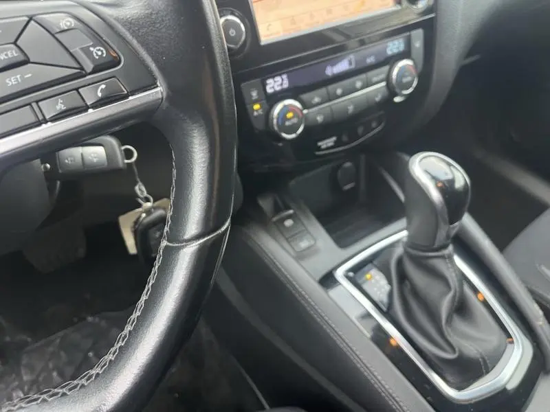 Intérieur noir du Nissan Qashqai 2020, focus sur levier de vitesse automatique et commandes climatisation bi-zone.