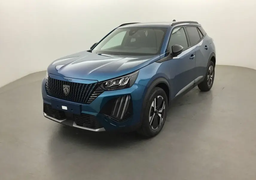 Peugeot 2008 Hybrid 145 Allure en bleu obsession, vue 3/4 avant droit avec calandre noire distinctive et jantes stylisées.