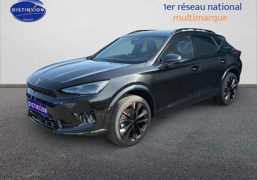 Vue 3/4 avant droite d'un CUPRA Formentor noir avec jantes noires et détails cuivrés, sur fond neutre extérieur.