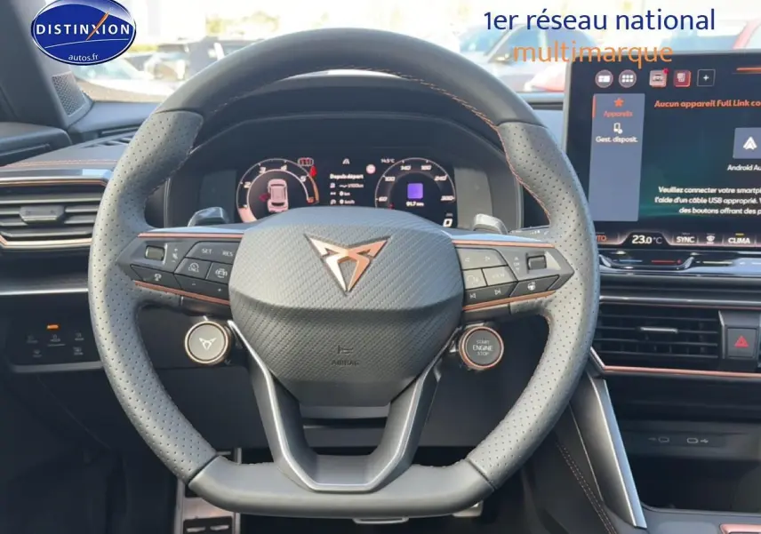 Vue intérieure centrée sur le volant cuir perforé noir du CUPRA Formentor 2.0 TDI 150 avec commandes multifonctions et écran tactile.