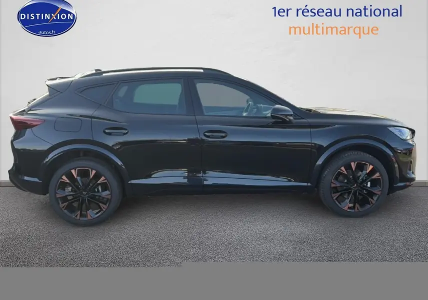 Profil droit d'un CUPRA Formentor noir 2026 avec jantes noires et détails cuivrés, sur fond neutre.