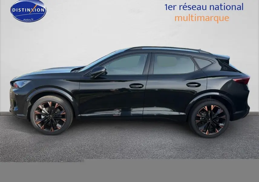 Vue de profil côté gauche d'un CUPRA Formentor noir 2026 avec jantes noires et cuivrées distinctives.