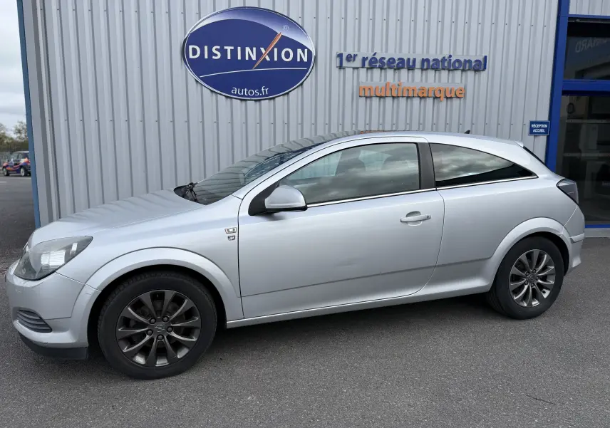 Opel Astra 1.7 CDTI gris vue de profil côté gauche, avec jantes alliage foncé et carrosserie 3 portes.