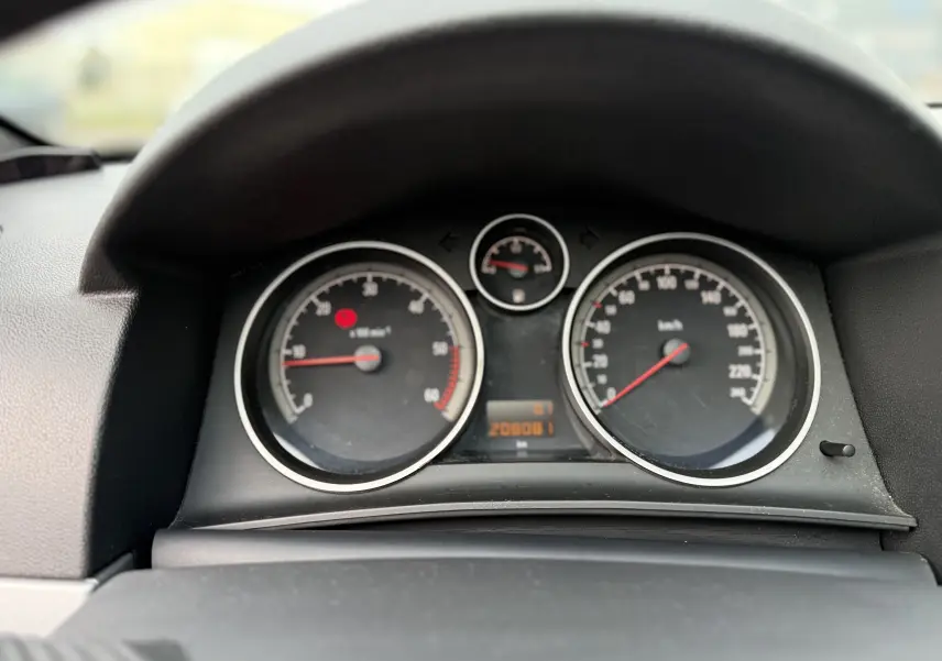 Vue rapprochée du tableau de bord noir de l'Opel Astra 1.7 CDTI 110 diesel, affichant le compteur et le compte-tours.