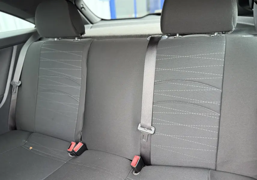 Vue rapprochée de la banquette arrière grise de l’Opel Astra 1.7 CDTI avec ceintures et appuie-têtes visibles.