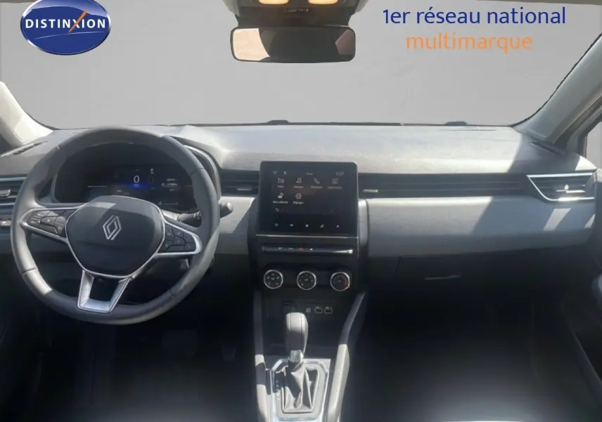 Vue intérieure avant de la Renault Clio blanche 2025, avec tableau de bord numérique et écran tactile central.