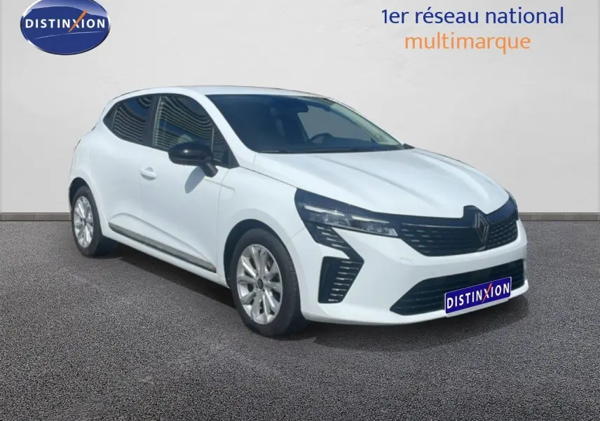 Renault Clio blanche vue 3/4 avant droit, avec calandre noire et jantes alliage 16 pouces visibles.