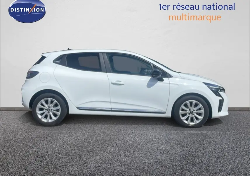 Profil droit d'une Renault Clio blanche 2025, version Evolution, avec jantes alliage et vitres teintées.