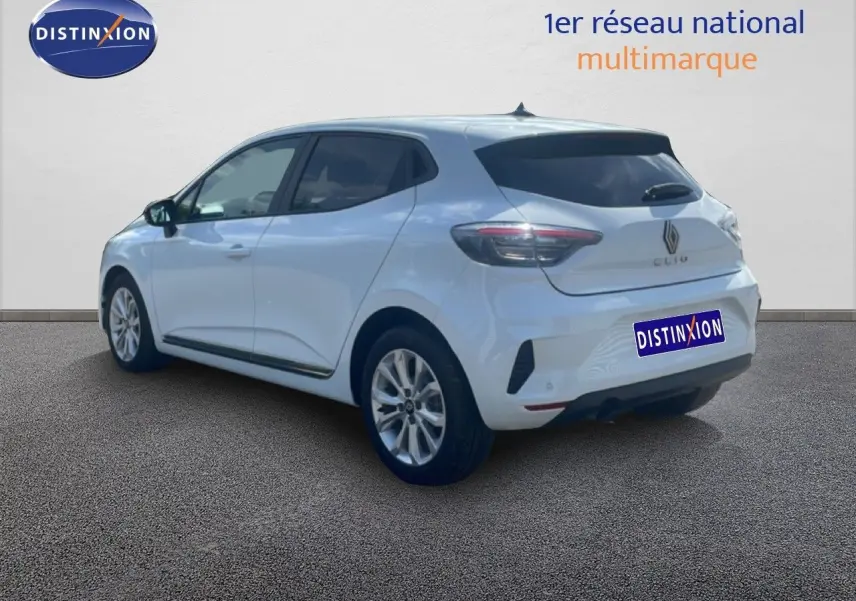 Renault Clio blanche vue 3/4 arrière droit, avec vitres teintées et jantes alliage 16 pouces.