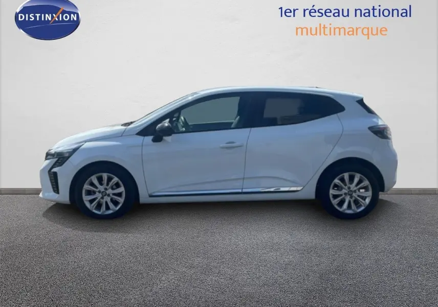 Profil droit d'une Renault Clio blanche 2025, avec jantes alliage et vitres teintées, sur fond neutre extérieur.