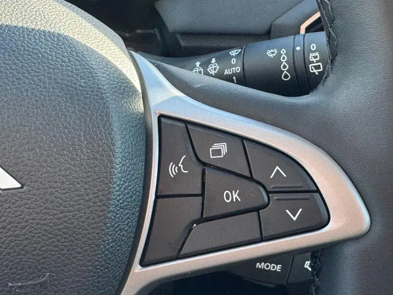 Gros plan sur les commandes multifonctions à droite du volant du Dacia Jogger gris Schiste 2024.