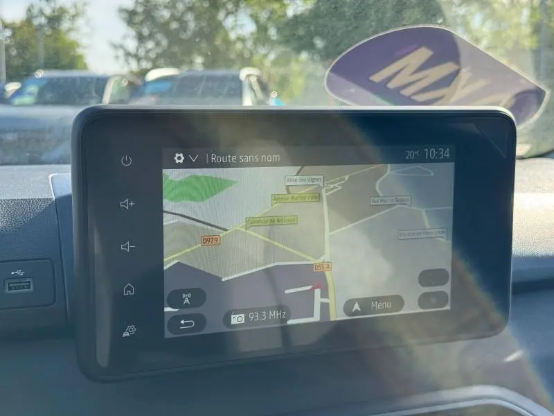 Écran tactile GPS du tableau de bord du Dacia Jogger 2024, affichant une carte de navigation en plein jour.