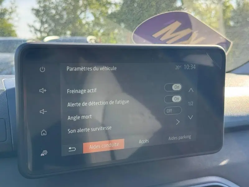 Écran tactile central du tableau de bord du Dacia Jogger 2024 affichant les paramètres d’aides à la conduite.