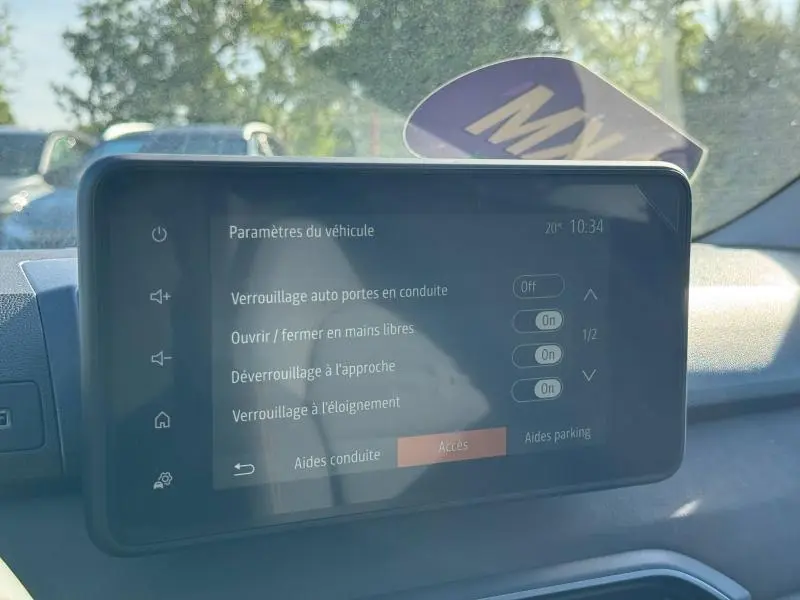 Écran tactile du tableau de bord du Dacia Jogger 2024 affichant les paramètres de verrouillage des portes.