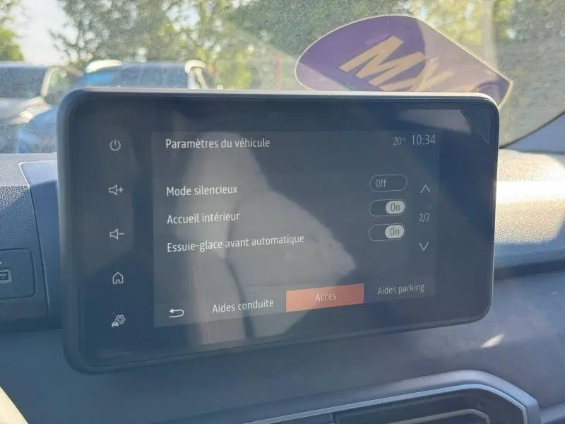 Écran tactile central du tableau de bord d'une Dacia Jogger 2024, affichant les paramètres du véhicule.
