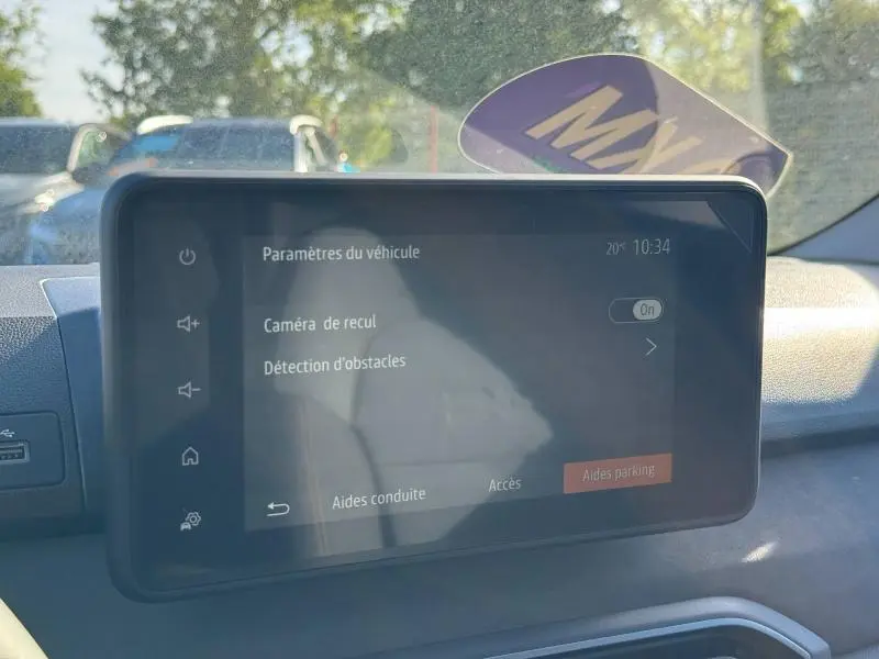 Écran tactile central du tableau de bord du Dacia Jogger 2024 affichant les aides à la conduite.