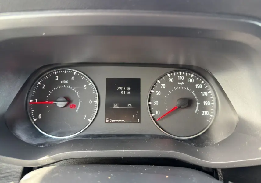 Vue rapprochée du tableau de bord noir du Renault Trafic Fourgon 2024 avec compte-tours et compteur de vitesse analogiques.