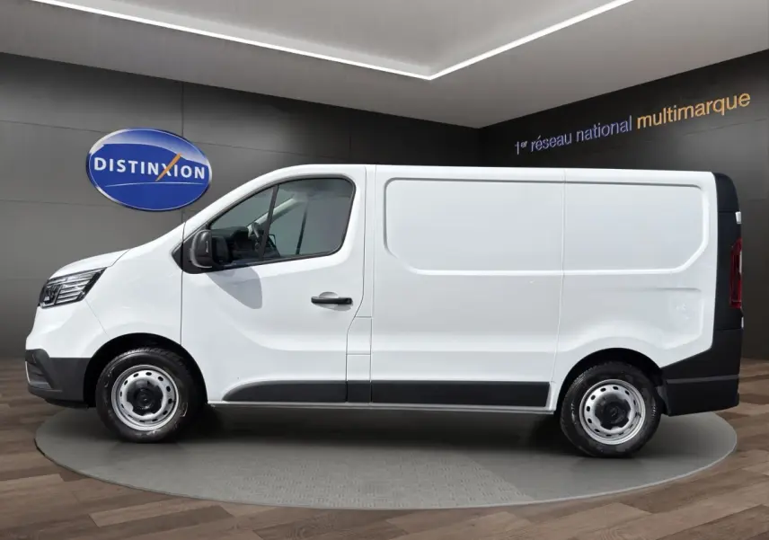 Vue de profil côté gauche d’un Renault Trafic fourgon blanc avec portes latérales pleines et jantes acier.