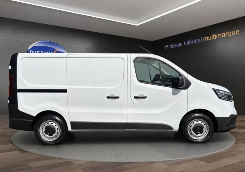 Profil droit du Renault Trafic Fourgon blanc 2024 avec portes latérales pleines et jantes acier.