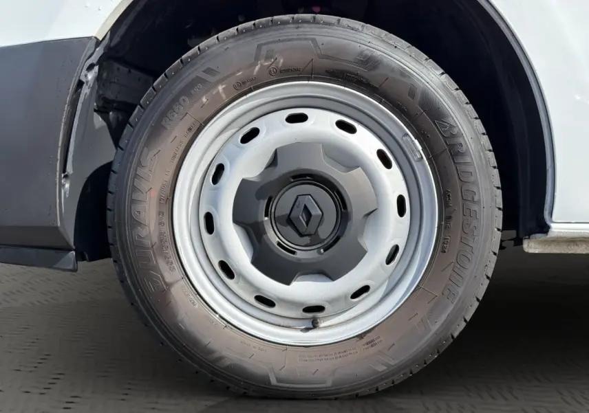 Gros plan sur la roue avant droite blanche du Renault Trafic Fourgon 2024 avec jante acier et logo Renault central.