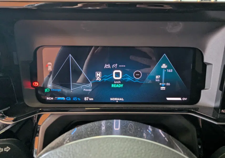 Affichage numérique du tableau de bord de l'Alpine A290 électrique montrant l'autonomie, vitesse et état prêt au démarrage.