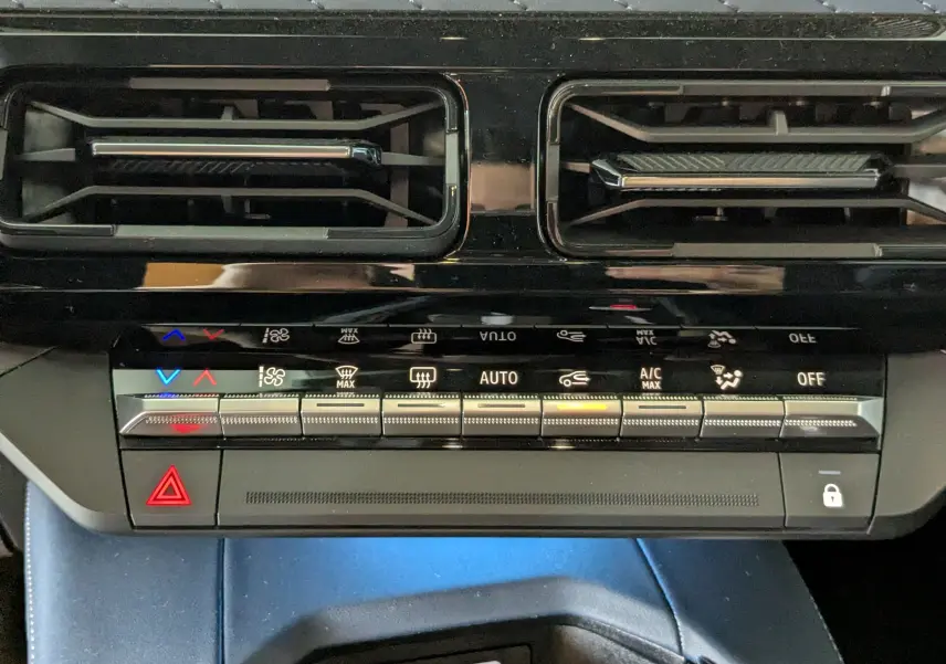 Vue rapprochée de la console centrale de l'Alpine A290 220CH GT PERFORMANCE, avec commandes climatisation et aérateurs noirs.