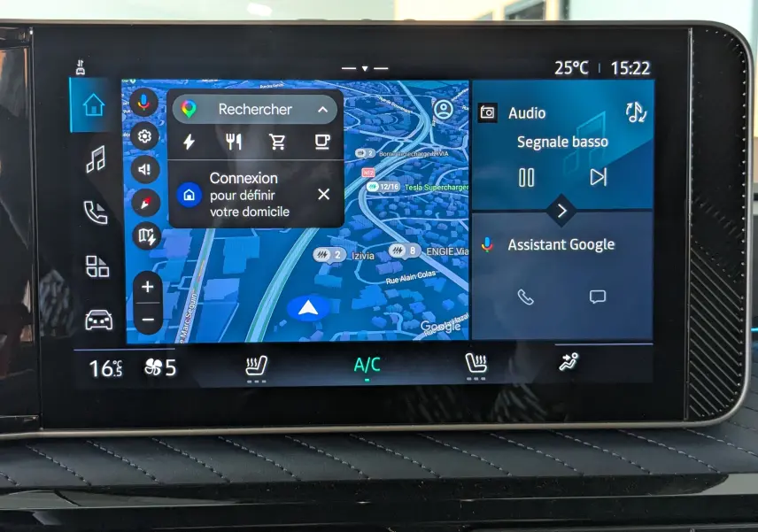 Écran tactile central de l'Alpine A290 blanc toit noir, affichant la navigation et l'assistant Google.