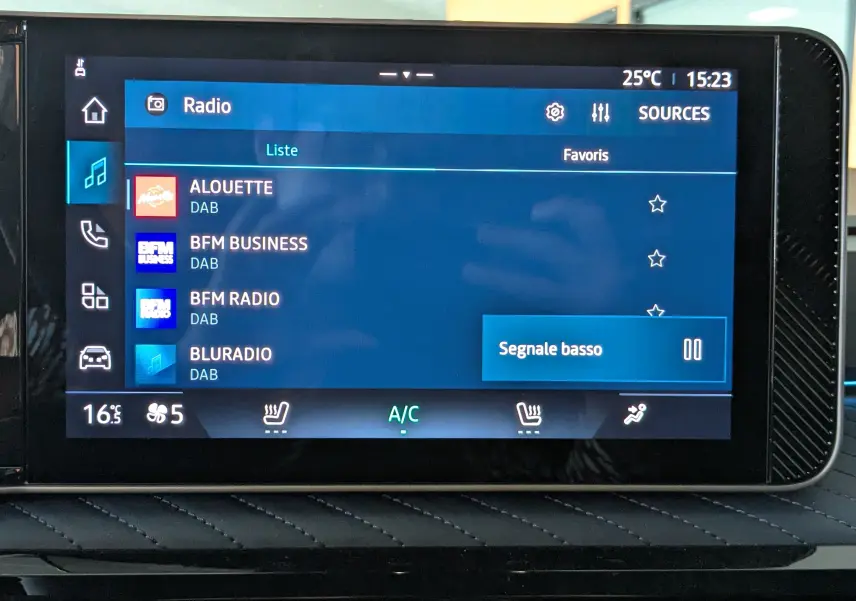 Écran tactile central de l'Alpine A290 blanc toit noir, affichant les options radio et climatisation à 16,5°C.