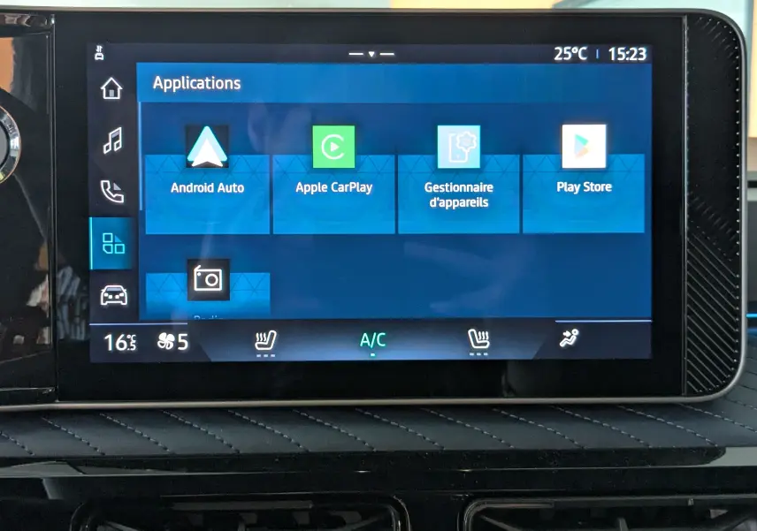Écran tactile central de l'Alpine A290 blanc toit noir, affichant les applications Android Auto, Apple CarPlay et Play Store.