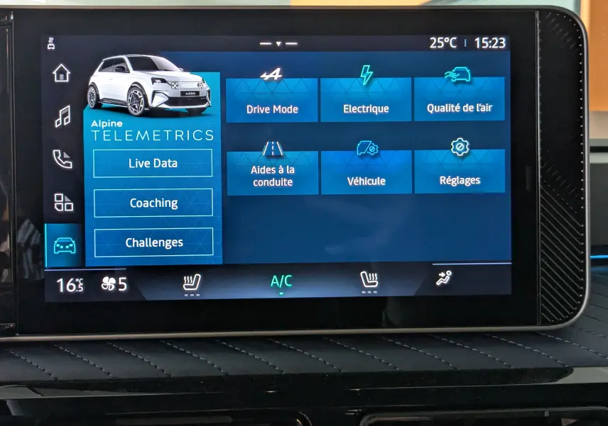 Écran tactile de l'Alpine A290 blanc toit noir affichant les options télémétriques et de conduite électrique.