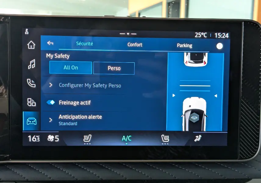 Écran tactile intérieur montrant les réglages de sécurité et assistance au stationnement d'une Alpine A290 blanche.
