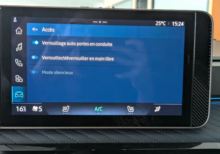 Écran tactile intérieur de l'Alpine A290 220CH GT PERFORMANCE affichant les options de verrouillage et climatisation.